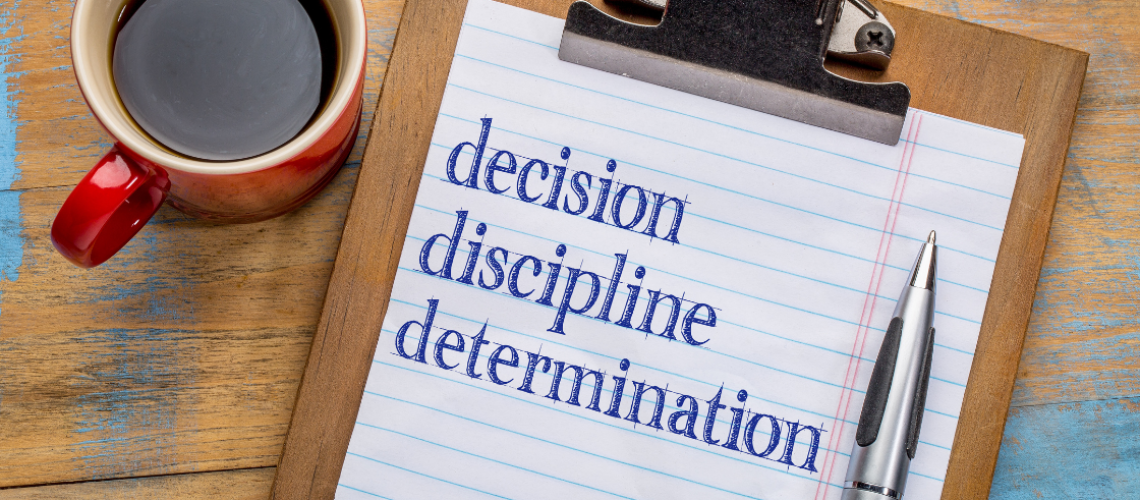 Schrijfblok met de woorden: decision, discipline determination
